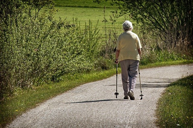 důchodkyně na procházce