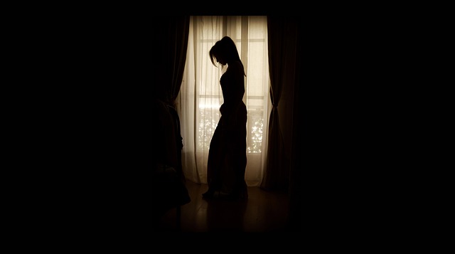 silueta ženy v okně