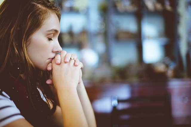 dívka při modlení