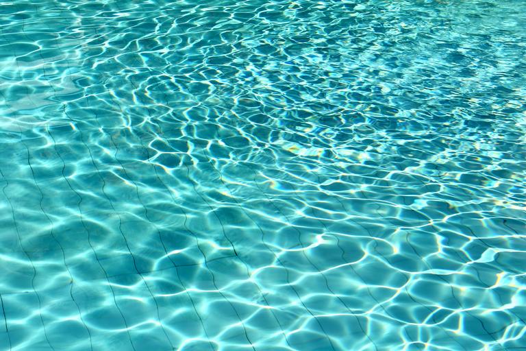 modrá bazénová voda.jpg